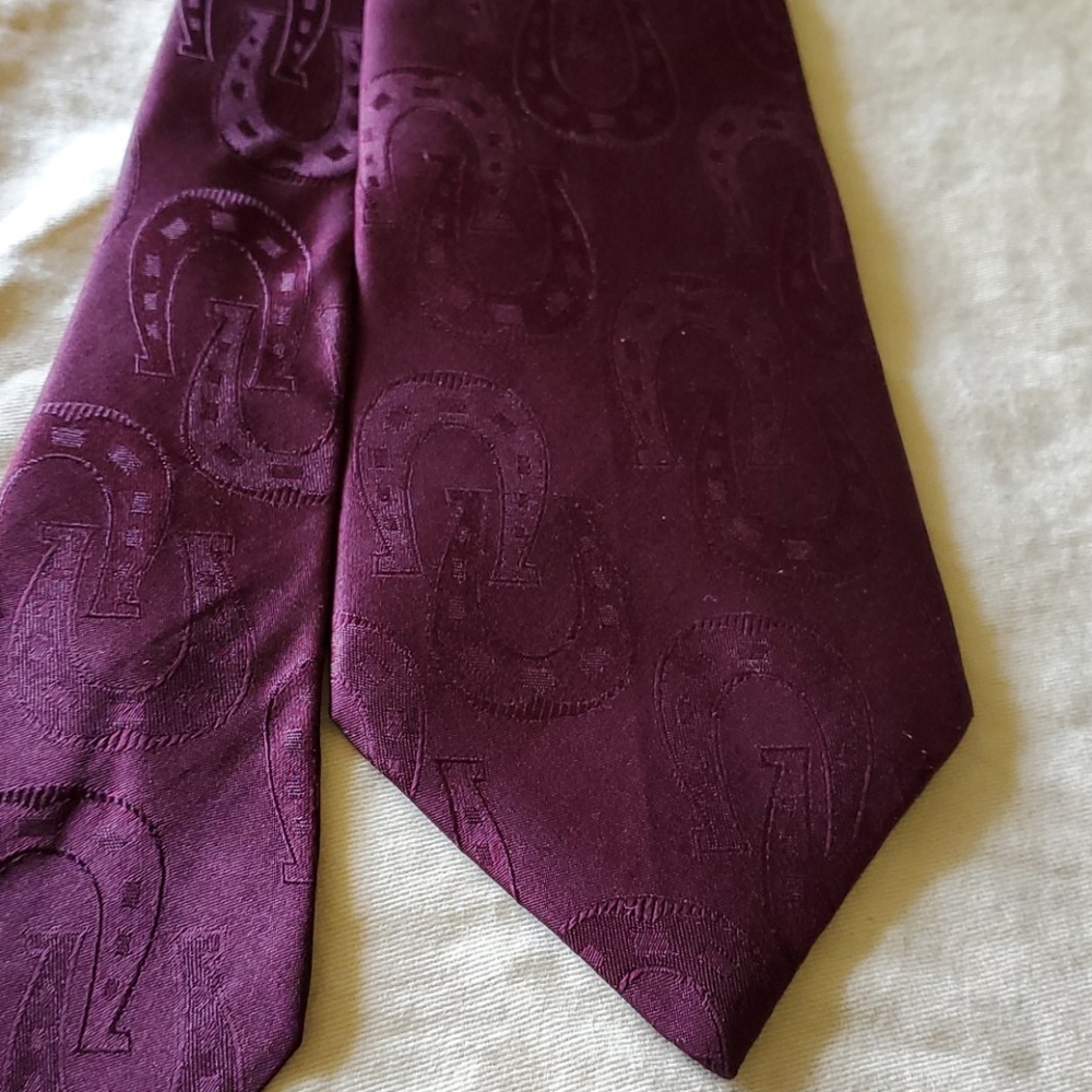 💯 GUCCI Men's Silk Tie!! Plum in Color. Horshoes - Picture 2 of 3